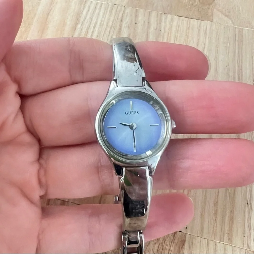 Guess dainty ladies lavender dial silver tone bracelet watch NEW BATTERY